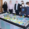 Projektleiterin Renate Hatzinger (3. von links) zeigt mit ihren jungen Forschern der Schulleitung die Funktion des Projekts "Cargo Connect".