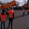 Frau Bethge von Team Orange mit Schülerinnen und Schülern der zweiten Klassen.