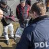 Die Organisatoren der privaten Suche informierten die beiden anwesenden Polizeibeamten an Hand der Karte über das geplante Suchgebiet und die bereits durchgeführten Nachforschungen.