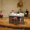 In dem etwas anderen Gottesdienst am Samstagabend in Sendelbach hat Sigrun Büttner (links) in einer gereimten Ansprache auf das (Kirchen-)Jahr in Sendelbach zurückgeblickt.