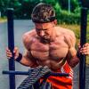 Marcel Maier schiebt einen mit 205 Kilogramm beladenen Schlitten. Es ist eine der acht Hyrox-Übungen. Der 21-Jährige hat sich als Sieger seiner Altersklasse für die Hyrox-Weltmeisterschaft 2022 qualifiziert.