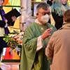 Pfarrer Matthias Lotz bei der Hostienreichung. Im Hintergrund der ökumenische Kirchenchor. Pfarrer Matthias Lotz bei der Hostienreichung. Im Hintergrund der ökumenische Kirchenchor.