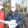 Jonas Hermes vom WiMu e.V. (links) durfte sich über eine Spende in Höhe von 600 Euro freuen, die ihm von den Mitveranstaltern des Benefizkonzertes, Peter Schuhmann und Angelika Goj überreicht wueden.