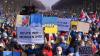 27.02.2022, Berlin: Menschen halten Schilder, Fahnen und Plakate mit Slogans wie "Heute wir - morgen ihr!" bei einer Demonstration unter dem Motto "Stoppt den Krieg! Frieden für die Ukraine und ganz Europa" gegen den russischen Angriff auf die Ukraine . Der russische Präsident Putin hatte am Donnerstagmorgen den Angriff auf die Ukraine begonnen. Foto: Jörg Carstensen/dpa +++ dpa-Bildfunk +++