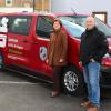 Übergabe des Bürgerbusses (von links): Jürgen Dietz (Autohaus Dietz), Peter Schleich (Sparkasse Schweinfurt-Haßberge), Bürgermeisterin Bettina Bärmann und Verwaltungsleiter Steffen Guth-Portain.