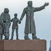 Eine Bronzeplastik einer jungen Familie steht als Auswandererdenkmal an der Wesermündung in Bremerhaven (Bremen). Über Bremen sind zum Ende des 19. und zu Beginn des 20. Jahrhunderts eine große Anzahl von Europäern in die Neue Welt aufgebrochen.