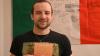 Eine italienische Fahne in seiner Wohnung die Erinnerung ans Auslandssemester wach: Der 28-jährige Philipp Heilgenthal hat seinen ersten Roman "Erasmus für's Leben" veröffentlicht.