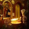 In der orthodoxen Kirche in Bischofsheim beten die Menschen beim Gottesdienst gemeinsam für Frieden in der Ukraine und auf der Welt.