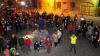 Noch kommen die Besucher zur Kundgebung "Aufstehen für den Frieden" auf den Platz vor dem Obernbreiter Rathaus gelaufen.