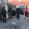 Für die Sicherheit der Müllsammlerinnen und -sammler muss gesorgt sein: Hier weist Stefan Scherrer (Dritter von rechts) von der Polizei Haßfurt die Kommandanten der Gemeinde Oberaurach in die Besonderheiten ein. Für die Sicherheit der Müllsammlerinnen und -sammler muss gesorgt sein: Hier weist Stefan Scherrer (Dritter von rechts) von der Polizei Haßfurt die Kommandanten der Gemeinde Oberaurach in die Besonderheiten ein.