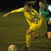 Christina Neufeld von den Würzburger Kickers (links) im Zweikampf mit Marie Glos vom FC 05 Schweinfurt. Im BFV-Pokal der Frauen setzten sich die Schweinfurterinnen durch und zogen ins Viertelfinale auf Landesebene ein.