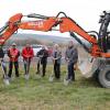 Spatenstich für den Bauabschnitt I "Niederschlagswasserbehandlung" im Zuge der Erweiterung des Industriegebiets Nord in Tauberbischofsheim (von links): Michael Zwingmann (Bauleiter Boller-Bau), Thomas Wieczorek (Polier Boller-Bau), Zoltan Szlaninka (Bauamtsleiter), Andreas Baumann (Mitarbeiter Abwasserbeseitigung), Georg Mohn (Geschäftsführer Mohn Ingenieure), Michael Boller (Geschäftsführer Boller-Bau) und Anette Schmidt (Bürgermeisterin Tauberbischofsheim).