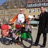Würzburgs Oberbürgermeister Christian Schuchardt verabschiedete Spendensammler Jörg Richter vor seiner Abreise in die USA. Dort sammelt Richter auf dem Fahrradsattel Spenden für Kinder, die an seltenen Erkrankungen leiden.