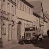 Dieses Bild wurde zwischen 1945-1949 in der "Ritter-von-Schmitt-Straße" aufgenommen mit dem Transportmittel eines Lastkraftwagens nach dem Krieg und sogar einem Pferdegespann. Dieses Bild wurde zwischen 1945-1949 in der "Ritter-von-Schmitt-Straße" aufgenommen mit dem Transportmittel eines Lastkraftwagens nach dem Krieg und sogar einem Pferdegespann.