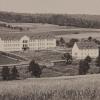 Für viele kaum mehr vorstellbar, als 1954 die Berufsschule gebaut war, inzwischen alles bebaut ist und statt der Berufsschule dort nun der neue Kindergarten steht. Für viele kaum mehr vorstellbar, als 1954 die Berufsschule gebaut war, inzwischen alles bebaut ist und statt der Berufsschule dort nun der neue Kindergarten steht.