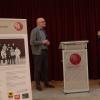 Schulleiter und Kursleiter Martin Pöhner (rechts) bedankt sich bei Stefan Andritschke vom Bürgerverein, dass die Ausstellung an den kommenden Sonntagen von 14 bis 17 Uhr im Heimatmuseum zu sehen ist. Schulleiter und Kursleiter Martin Pöhner (rechts) bedankt sich bei Stefan Andritschke vom Bürgerverein, dass die Ausstellung an den kommenden Sonntagen von 14 bis 17 Uhr im Heimatmuseum zu sehen ist.