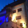 In den ukrainischen Landesfarben: Das Historische Rathaus in Dettelbach gibt Abend für Abend ein blau-gelbes Statement gegen den Krieg ab.