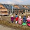 Der Neubau des Nordheimer Kindergartens schreitet mit großen Schritten voran. Die Kleinsten aus der Kita schauten sich am Mittwoch die Baustelle am Bauzaun an. Vielleicht können sie schon Ende des Jahres einziehen.
