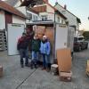 Gemeinsames (An-)Packen für die Ukraine: Bruno Pfister mit den Helferinnen Marlene Pretscher und Andrea Ebert kurz vor dem Start Richtung Krakau. 