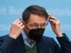 Maske jetzt weitgehend freiwillig? Bundesgesundheitsminister Karl Lauterbach (SPD) bei einer Pressekonferenz in Berlin. Ab Sonntag gilt ein geändertes Infektionsschutzgesetz - mit deutlich weniger bundesweiten Schutzregeln.