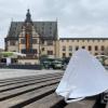 Eine Maske auf dem Schweinfurter Marktplatz.