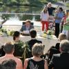 Heiraten auf einer Mainfähre ist beliebt: Schon vor mehreren Jahren gaben sich junge Paare in Nordheim das Ja-Wort, hier vor dem damaligen Bürgermeister Guido Braun (im Bild). Nun hat die VG die Fähre offiziell für Trauungen gewidmet.