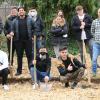 Schülerinnen und Schüler der Gewerblichen Schule Tauberbischofsheim beim Spatenstich für den Schulgarten.
