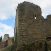 Die unsanierte Kapelle der Burgruine Raueneck von Süden aus betrachtet.