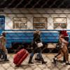 Das Bild zeigt Flüchtlinge aus der Ukraine an einem Bahnhof in Polen. Auch in Mainfranken kommen Geflüchtete an. Ein Stromversorger unterstützt nun seine Kunden, wenn sie Menschen bei sich aufnehmen.
