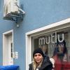 Peran Mutlu-Pregitzer hat einen Frisörsalon in der Ochsenfurter Altstadt. Die Stadtverwaltung möchte, dass sie anderthalb Jahre nach dem Einbau das Klimagerät oberhalb des Schaufensters entfernt.