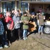 Biologielehrerin Elvira Gernert mit ihrer Klasse beim Besuch der Rollenden Waldschule.