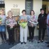 Die Praxisinhaber Dr. Ulrike Gubik und Dr. Bernhard Gubik (rechts) dankten vor ihrer Praxis in Rieneck den treuen Mitarbeiterinnen (von links) Ute Heil, Karin Weis, Marion Gessner und Maria Deschner.