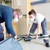Helfer der Freiwilligen Feuerwehr Erlenbach und der Bereitschaft des Bayerischen Roten Kreuzes Karbach halfen beim Aufbau von  Feldbetten für Geflüchtete in den Patientenzimmern des ehemaligen Krankenhauses in Marktheidenfeld.