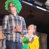 Ein temporeiches und kurzweiliges Theater-Spektakel, das mit schrillen Kostümen, schrägen Saxofon-Einlagen, Tanz und Akrobatik die Kinder fest in seinen Bann zog.