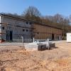 Wasserwerk (links) und Hochbehälter (rechts) sind bereits seit Dezember im Betrieb. Jetzt muss noch die Außenanlage hergerichtet werden.