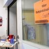 Mehr Erkrankte, weniger Personal: Die Situation in den Kliniken im Landkreis ist angespannt. Hier bringt eine Pflegekraft im Münnerstädter Thoraxzentrum Frühstück auf ein Zimmer.