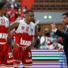 "Wir haben aus Fehlern gelernt", sagt Baskets-Trainer Sasa Filipovski, der hier Desi Rodriguez (links) und Charles Callison etwas mitzuteilen hat.