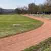 Die 400-Meter-Bahn auf dem Maininsel-Sportplatz soll saniert werden. Die Frage ist, wann und mit welchen Mitteln.