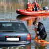 Ein Auto ist am Montagvormittag im Würzburger Stadtteil Heidingsfeld in den Main gerollt. Die Feuerwehr und Rettungskräfte der DLRG waren im Einsatz, um das Fahrzeug aus dem Wasser zu ziehen.