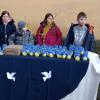 Die diesjährigen Kommunionkinder entzündeten am Friedenslicht aus Bethlehem Teelichte, die die Anwesenden gegen eine Spende für die im Ort angekommenen Flüchtlinge in mit den ukrainischen Farben bemalten Gläsern, geschmückt mit einer Friedenstaube, als Friedenslicht mit nach Hause nehmen konnten. Die diesjährigen Kommunionkinder entzündeten am Friedenslicht aus Bethlehem Teelichte, die die Anwesenden gegen eine Spende für die im Ort angekommenen Flüchtlinge in mit den ukrainischen Farben bemalten Gläsern, geschmückt mit einer Friedenstaube, als Friedenslicht mit nach Hause nehmen konnten.