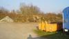 Blick auf den Grüngutlagerplatz (auf dem Bild mit einem Ablageplatz für Bauschutt) in Prichenstadt, dessen schlechter Untergrund seit langem für Probleme sorgt.