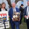 Landrat Thomas Eberth (rechts) und stellvertretende Landrätin Karen Heußner verabschiedeten den scheidenden Leiter der Stabsstelle Landrat, Bernhard Wallrapp, in den Ruhestand.