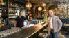 Markus Grein (links) hat das Restaurant "TigerRoom" im Würzburger Golf Club neu eröffnet. Zuvor wurde es aufwändig umgebaut. Gold Club-Präsident Bernhard May besuchte die neue Bar.
