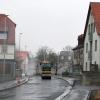 Noch einmal rollt die Walze über die frisch asphaltierte Ortsdurchfahrt im Veitshöchheimer Ortsteil Gadheim. Am Gründonnerstag sollen nach 14 Monaten Bauzeit wieder Autos über die ausgebaute Kreisstraße nach Güntersleben rollen dürfen. Vielleicht auch schon früher.