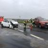 Unfall östlich von Kolitzheim: Ein VW-Pickup hat einem weißen Renault die Vorfahrt genommen.