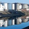 Das Tanklager der Firma Walther im Schweinfurter Hafen. Stets im Frühjahr ruht der Schiffverkehr für drei Wochen, wegen der Schleusenarbeiten. Der Main ist dann sehr klar und seine Oberfläche sehr ruhig. Das Tanklager der Firma Walther im Schweinfurter Hafen. Stets im Frühjahr ruht der Schiffverkehr für drei Wochen, wegen der Schleusenarbeiten. Der Main ist dann sehr klar und seine Oberfläche sehr ruhig.