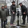 Sie nahmen die neuen Outdoor-Sportgeräte am Hennigspielplatz in Betrieb (von links): Philipp Lurz, Rainer Heusinger, Erich Klopf, Bürgermeister Wolfgang Borst, Initiator Theophil Giebfried, Reinhold Giebfried, Emil Hummel und Konrad Spiegel.