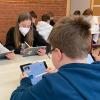 Schüler*innen bei der Arbeit mit den iPads.