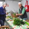 Mit viel Freude und Geschick binden Angelika Löffler (links) und Thea Bachmann in Hausen Palmkätzchen und Buchs zu Sträußchenfür die Prozession am Palmsonntag, dem Sonntag vor Ostern.