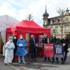 Seit Anfang April 2022 können Bürgerinnen und Bürger aus dem Landkreis Würzburg auch in Ochsenfurt wieder Corona-Tests durchführen lassen. Zur Eröffnung freuten sich mit den Mitarbeiterinnen der Teststelle Landrat Thomas Eberth, Dominik Hübner vom Testmanagement des Landkreises Würzburg, Contime-Projektleiter Fabian Weinert, Ochsenfurts Bürgermeister Peter Juks und Contime-Geschäftsführer Marco Kurre.